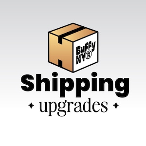 Könnte beinhalten: Ein grafisches Logo mit einem beigefarbenen Pappkarton, der oben mit einem schwarzen Klebestreifen versehen ist. Auf der Seite des Kartons steht der Text Buffy NY in schwarzen Buchstaben. Darunter stehen die Worte Shipping upgrades in Fettdruck.
