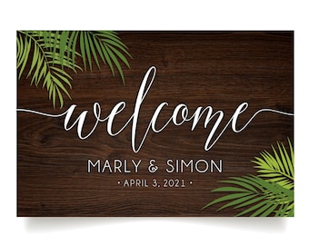 Palm Leaf Wood Welcome Sign & Easel . Palmeras verdes caligrafía blanca boda de playa tropical. Diseño a todo color en madera de abedul manchada