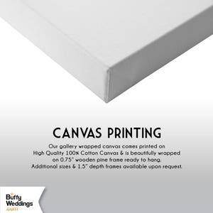 Op de afbeelding: Een wit canvas print met de tekst "CANVAS PRINTING" en informatie over de kwaliteit en grootte van de print. De tekst luidt: "Onze galerie-omwikkelde canvas print wordt gedrukt op hoogwaardige 100% katoenen canvas en is prachtig ingepakt op een 0,75" houten dennenhouten frame, klaar om op te hangen. Extra maten en 1,5" diepe frames zijn op aanvraag beschikbaar."