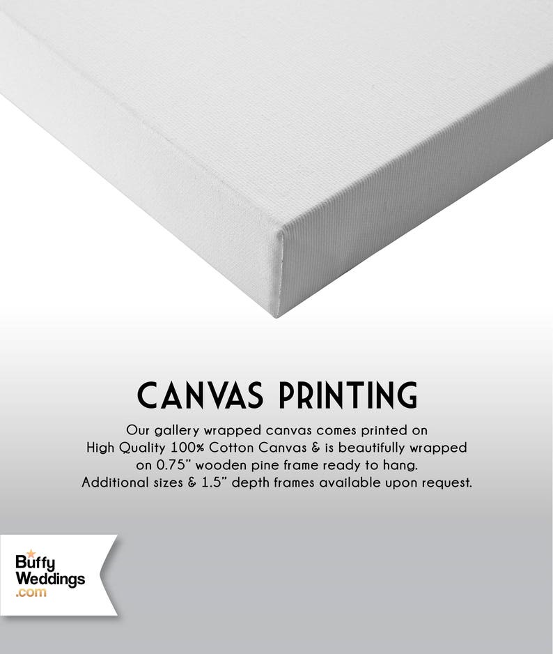 Op de afbeelding: Een wit canvas print met de tekst "CANVAS PRINTING" en informatie over de kwaliteit en grootte van de print. De tekst luidt: "Onze galerie-omwikkelde canvas print wordt gedrukt op hoogwaardige 100% katoenen canvas en is prachtig ingepakt op een 0,75" houten dennenhouten frame, klaar om op te hangen. Extra maten en 1,5" diepe frames zijn op aanvraag beschikbaar."