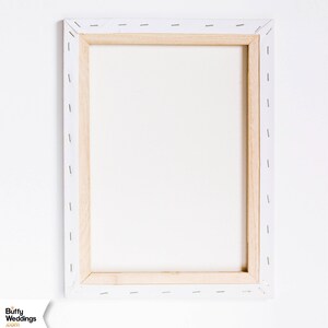 Op de afbeelding: Een leeg, wit canvas gespannen over een houten frame. Het canvas is klaar om te schilderen.