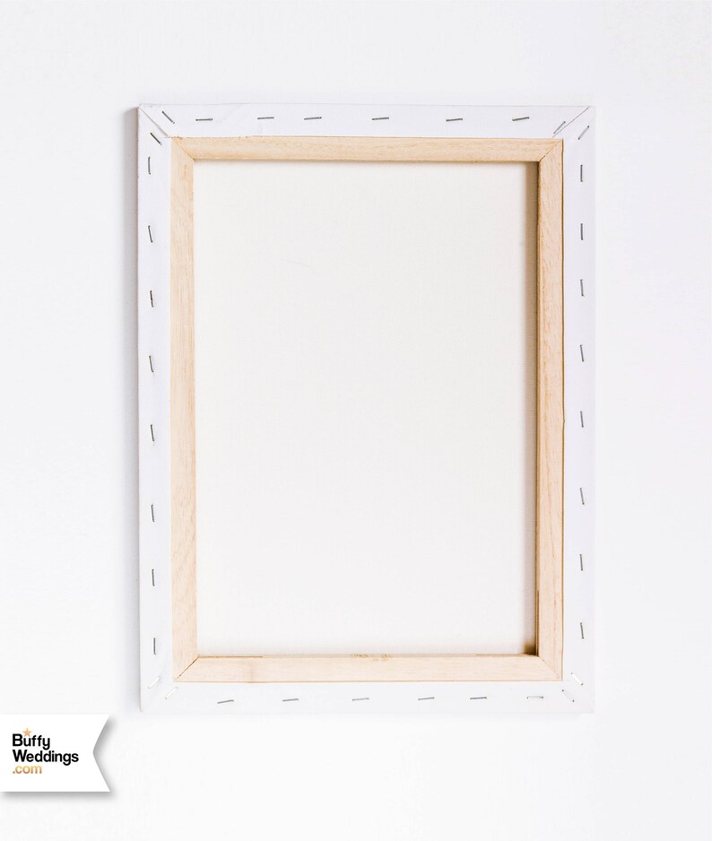 Op de afbeelding: Een leeg, wit canvas gespannen over een houten frame. Het canvas is klaar om te schilderen.