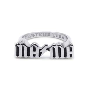 Peut inclure: Une bague en argent avec le mot "MAЯMA" en lettres noires. La bague est gravée des mots "MYSTICUM LUNA".