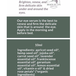 Op de afbeelding: Een groen label met witte tekst dat een 10 ml Glow Serum beschrijft met een lijst van ingredi&euml;nten, waaronder abrikozenpitolie, hennepzaadolie, jojoba-olie, wortelolie, lavendelolie, wierookolie, geraniumolie, citroenolie, vitamine E-olie en gedroogde rozenblaadjes. Het label geeft ook aan dat de ingredi&euml;nten biologisch zijn.