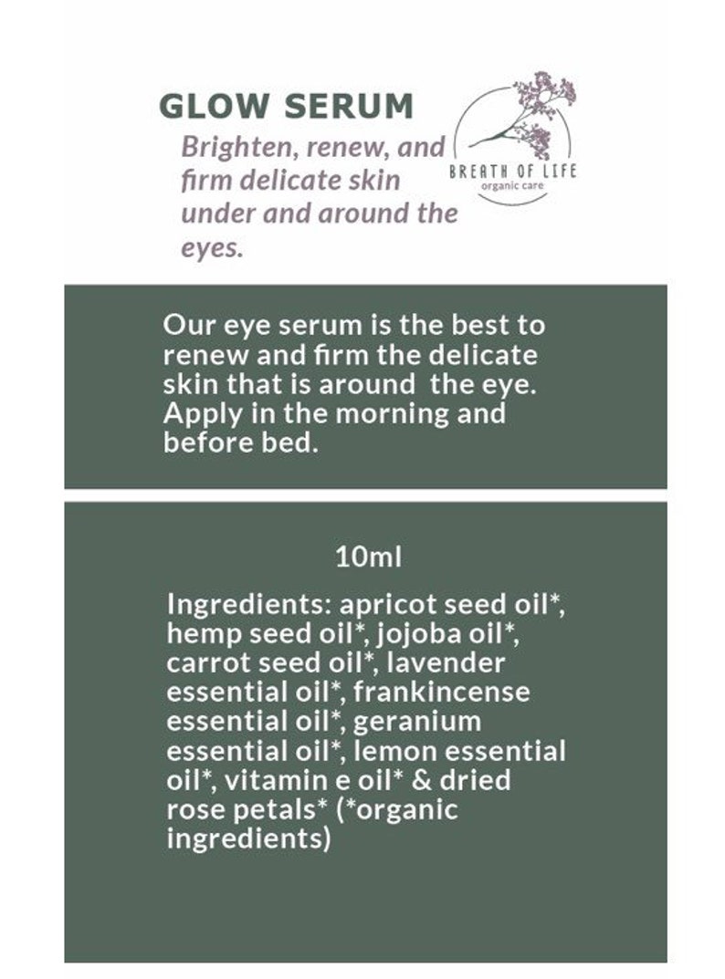 Op de afbeelding: Een groen label met witte tekst dat een 10 ml Glow Serum beschrijft met een lijst van ingredi&euml;nten, waaronder abrikozenpitolie, hennepzaadolie, jojoba-olie, wortelolie, lavendelolie, wierookolie, geraniumolie, citroenolie, vitamine E-olie en gedroogde rozenblaadjes. Het label geeft ook aan dat de ingredi&euml;nten biologisch zijn.