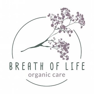 Op de afbeelding: Een logo voor een bedrijf genaamd "Breath of Life" met de tagline "organic care". Het logo toont een gestileerde tak met paarse bloemen in een cirkel.