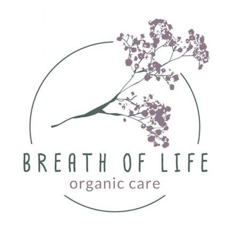 Op de afbeelding: Een logo voor een bedrijf genaamd "Breath of Life" met de tagline "organic care". Het logo toont een gestileerde tak met paarse bloemen in een cirkel.