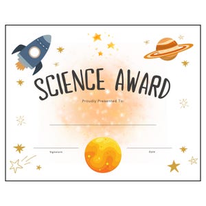 Op de afbeelding: Een wetenschapscertificaat met een witte achtergrond en een oranje en gele kern in aquarel. Het certificaat toont een raket, een planeet met ringen en een gele zon. De woorden "SCIENCE AWARD" staan prominent in beeld.