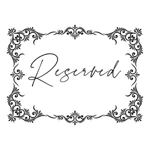 Puede incluir: Un letrero rectangular blanco con un borde negro adornado y la palabra "Reservado" en una elegante escritura. El borde presenta intrincados diseños florales y de volutas, creando un marco clásico y decorativo.