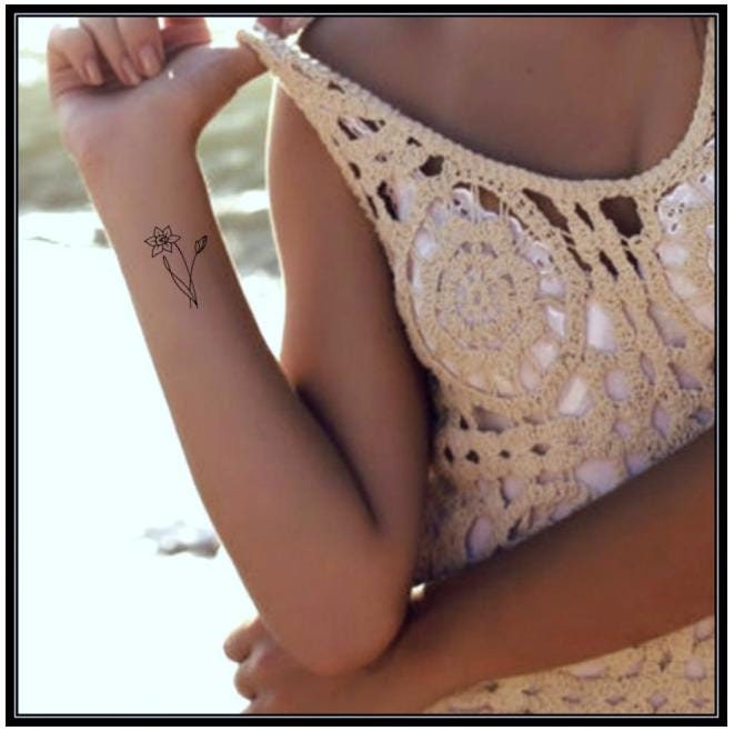 März Blumen Tattoos - 3 Narzisse temporäre Tattoos - 3 feine Linien Tattoos - Minimalistische Tattoos - langlebige Tattoos 5 bis 7 Tage