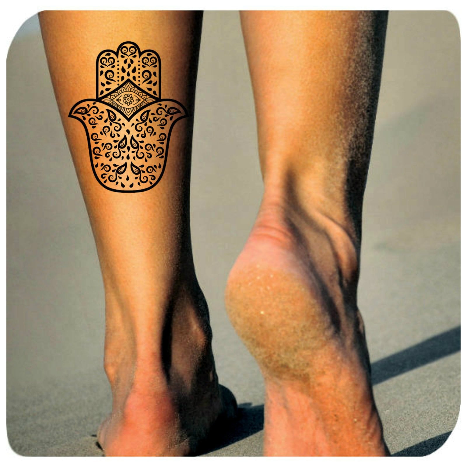 Um conjunto de tatuagens de mão hamsa.