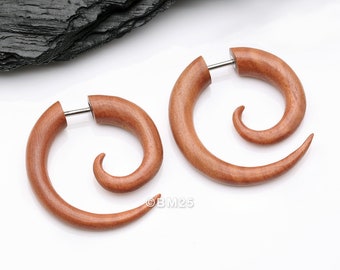 Une paire de fausses boucles d'oreilles en bois de Sabo en spirale