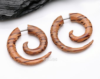 Une paire de fausses boucles d'oreilles en spirale en bois de coco