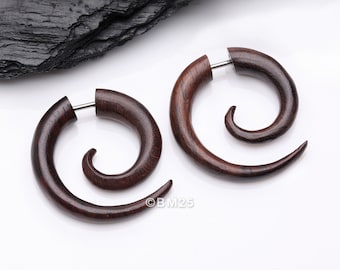 Une paire de fausses boucles d'oreilles en spirale en palissandre
