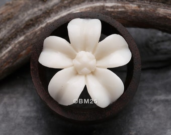 A Pair of Anemone Flower Organic Ear Gauge Tunnel Plug