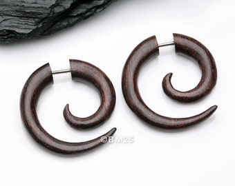 Une paire de fausses boucles d'oreilles en spirale en bois de tamarinier foncé
