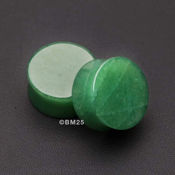 Une paire de bouchons d'oreilles doubles évasés en pierre d'aventurine de jade