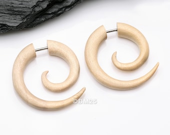 Une paire de fausses boucles d'oreilles en spirale en bois de crocodile