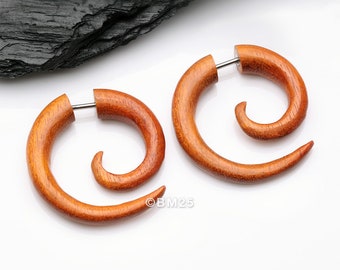 Une paire de fausses boucles d'oreilles en spirale en bois de Cang