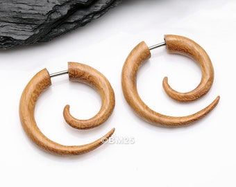 Une paire de fausses boucles d'oreilles en spirale en bois de Gamal