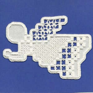 Op de afbeelding: Witte kantengel ornament met ingewikkelde details, met een bloemenmotief en een geometrisch patroon. De engel is afgebeeld met vleugels en een halo.
