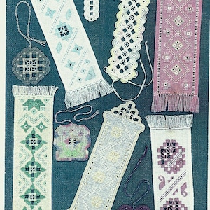 Peut inclure: Un ensemble de huit marque-pages brodés blancs et roses avec des franges. Les marque-pages présentent divers motifs géométriques et floraux.