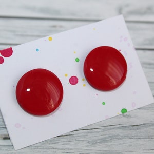 Pendientes de arcilla polimérica roja: pendientes minimalistas de puntos rojos, pendientes rojos sencillos, pendientes para hombre, pequeños pendientes rojos.