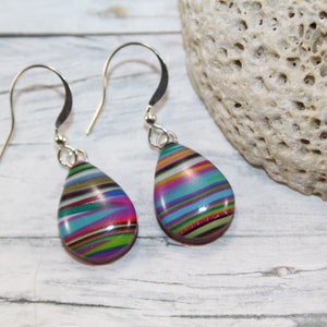Pendientes pequeños de rayas arcoíris, pendientes de rayas multicolor, pendientes de rayas de colores, pendientes boho, pendientes de rayas hippies,
