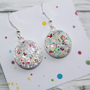 boucles d&#39;oreilles brillantes multicolores, boucles d&#39;oreilles scintillantes colorées, boucles d&#39;oreilles pendantes scintillantes arc-en-ciel, petites boucles d&#39;oreilles arc-en-ciel, boucles d&#39;oreilles pendantes multicolores