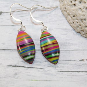 pendientes multicolores, pendientes coloridos, pendientes boho, pendientes hippies, pendientes de rayas, pendientes colgantes de colores
