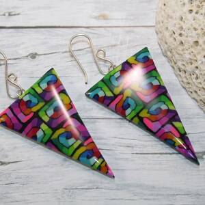 Pendientes de triángulos multicolores, pendientes largos de arcoíris, pendientes colgantes de colores, pendientes boho, pendientes llamativos, regalo de cumpleaños