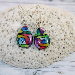 Pendientes multicolores, pendientes de colores, pendientes colgantes arcoíris, pendientes pequeños arcoíris, pendientes colgantes multicolores, pendientes colgantes coloridos