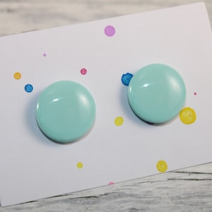 Pendientes de botón color menta para el trabajo o uso diario, joyería minimalista color menta, pendientes de botón color menta, pendientes de botón para hombre, joyería para atuendos casuales