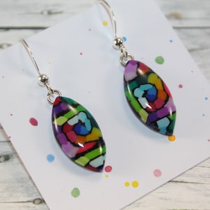 Boucles d&#39;oreilles arc-en-ciel, boucles d&#39;oreilles pendantes arc-en-ciel, petites boucles d&#39;oreilles arc-en-ciel, boucles d&#39;oreilles pendantes multicolores, cadeau d&#39;anniversaire