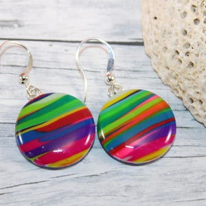 pendientes multicolores, pendientes arcoiris, pendientes colgantes arcoiris, joyas arcoiris, pendientes boho, pendientes colgantes, joyas arcoiris