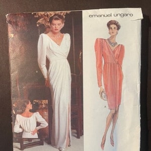 Könnte beinhalten: Vogue Patterns Nähmuster-Umschlag mit zwei Damenkleid-Designs von Emanuel Ungaro. Die Musternummer ist 2662. Das Kleid links ist weiß und das Kleid rechts ist rosa.