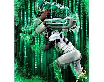 Op de afbeelding: Een digitale illustratie van twee American footballspelers in groen-witte uniformen, waarbij de een de ander op zijn rug draagt. De achtergrond is een groen en blauw digitaal patroon met tekst die "YARDS2TDS" en "THEON" bevat.