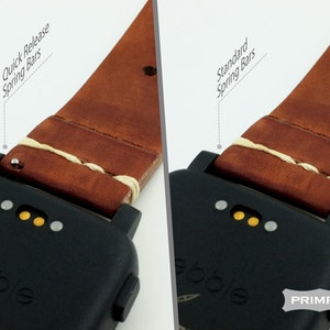K&ouml;nnte beinhalten: Nahaufnahme von zwei Pebble Smartwatches mit braunen Lederarmb&auml;ndern. Die Uhr links hat Schnellwechsel-Federstege, w&auml;hrend die Uhr rechts Standard-Federstege hat.
