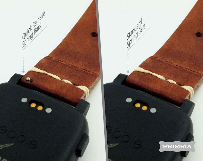 K&ouml;nnte beinhalten: Nahaufnahme von zwei Pebble Smartwatches mit braunen Lederarmb&auml;ndern. Die Uhr links hat Schnellwechsel-Federstege, w&auml;hrend die Uhr rechts Standard-Federstege hat.