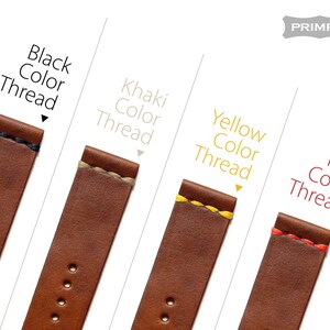 K&ouml;nnte beinhalten: Vier Lederarmb&auml;nder mit verschiedenen farbigen N&auml;hten. Die Armb&auml;nder sind aus braunem Leder mit schwarzen, khaki, gelben und roten N&auml;hten.