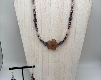 Ensemble de colliers floraux violet vieux