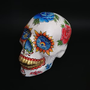 Crâne de sucre Crâne fait à la main Jour mexicain des morts Crâne peint Cadeau de Noël Roses peintes Surf Lover Home Decor Crâne doré