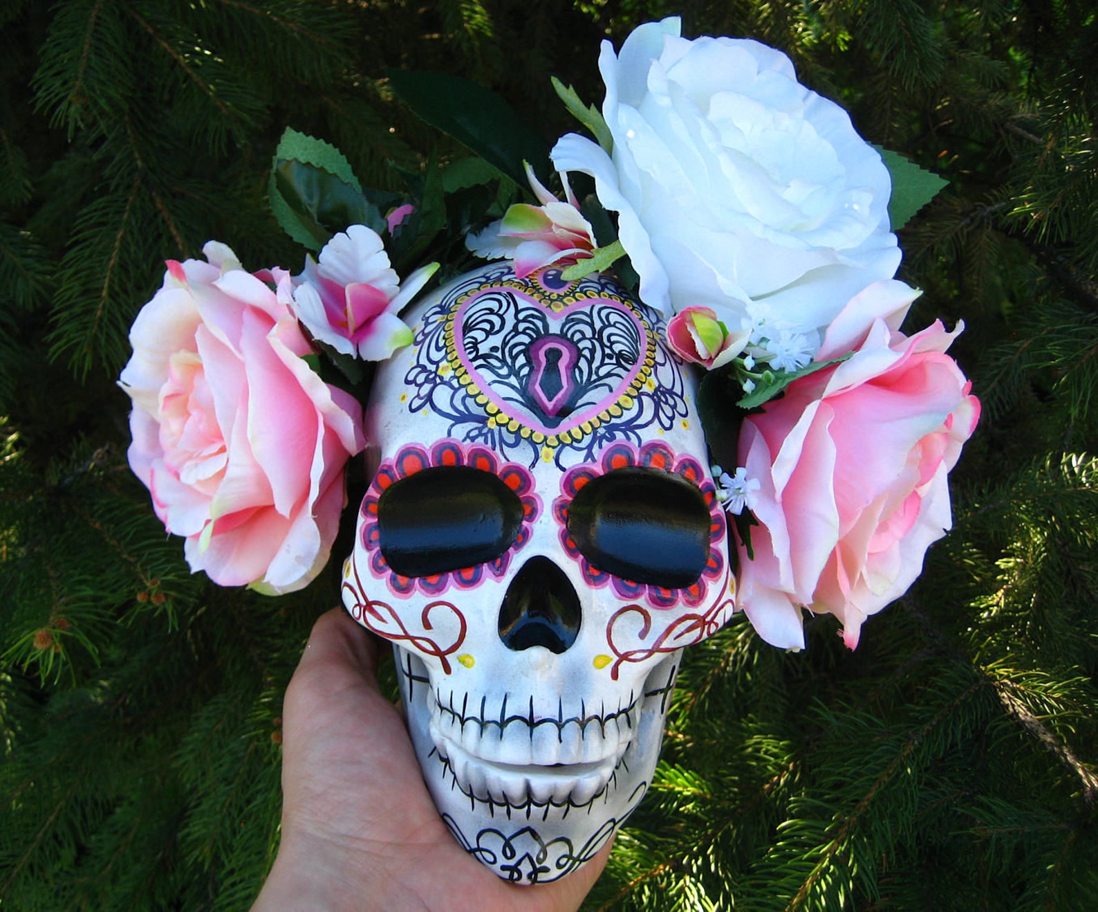 Череп на дне. Санта Муэрте день мертвых. Кольцо Санта Муэрте. Санта Муэрте цветы. Искусство Калавера сахарные черепа.