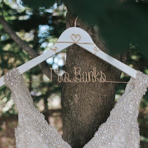 Bride Hanger, Wedding Hanger, Bridal Hanger, Personalized Gift for Bride, Wedding Dress Hanger, Mrs Hanger, Bridal Shower Gift