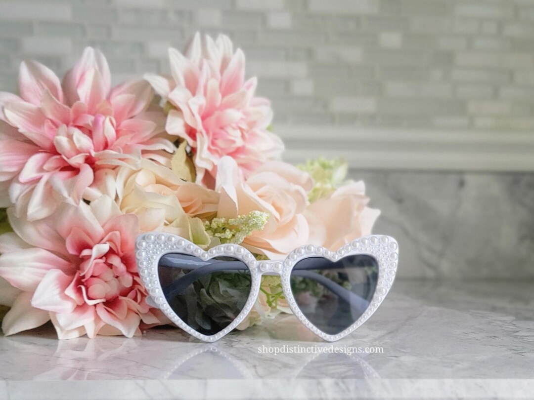 Pearl Heart Bride Sunglasses – Bachelorette Party Accessory  display picture 3