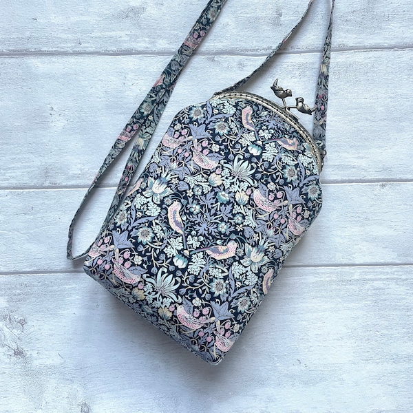 Sac Bandoulière Pochette à fermoir en métal Couleur Gris Rose Motif Floral Oiseaux Strawberry Thief Liberty of London//Cadeau pour Elle