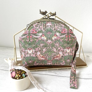 Bolsa com fecho de metal estampa floral pássaros morango ladrão cor rosa liberdade de londres //tecido liberdade //presente para ela