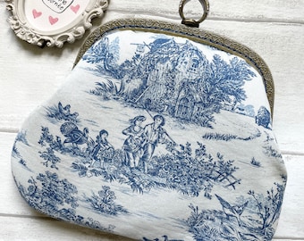 Pastoralblaue Toile de Jouy Französische Vintage-Rahmentasche/Clutch-Handtasche/Geldbörse mit Metallkette