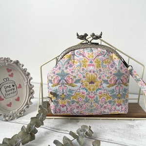 Liberty of London Bolsa de armação de metal de algodão amarelo rosa morango ladrão // bolsa de maquiagem // bolsa de pulso/presente para ela/moldura de 12,5 cm