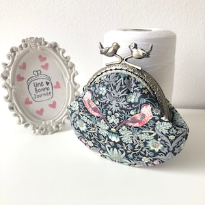 Bolsa de moedas com moldura de metal vintage costurada à mão Liberty of London cinza e rosa morango ladrão //Bolsa de pássaros do amor //Presente para ela